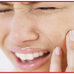 Người bệnh bị mòn cổ răng khiến răng ê buốt, khó chịu