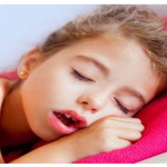 Hàm hô có thể xuất từ những thói quen xấu của trẻ